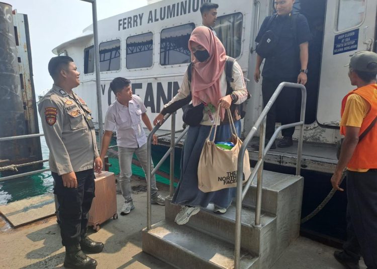 Dukung Quick Wins Kapolri, Polsek Kawasan Pelabuhan Sambangi Porter Pelabuhan Telaga Punggur