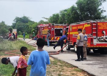 Respons Cepat Laporan Warga, Polsek Batam Kota dan Damkar Padamkan Kebakaran Kontainer Sampah di Palm Spring