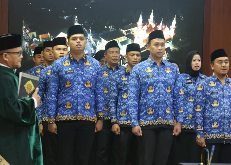 Kukuhkan Pengabdian Aparatur, Sekda Kepri Misni Lantik CPNS dan Pejabat Fungsional Pemprov Kepri