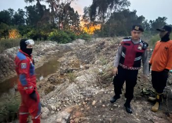 Respon Cepat Aduan Call Center 110, Polsek Nongsa dan Damkar BP Batam Padamkan Kebakaran Lahan di Kp. Jabi