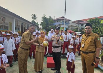 Edukasi Stop Bullying dan Tertib Lalu Lintas, Bhabinkamtibmas Sekanak Raya Jadi Pembina Upacara di SDN 01 Belakang Padang