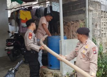 Atasi Krisis Air Warga Sambau Nongsa, Polda Kepri dan ABH Kerahkan 9 Armada Mobil Tangki