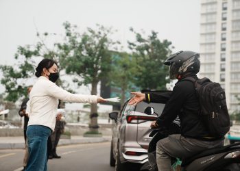 Peduli Kesehatan Masyarakat, BP Batam Bagikan Masker di Tengah Sebaran Kabut Asap