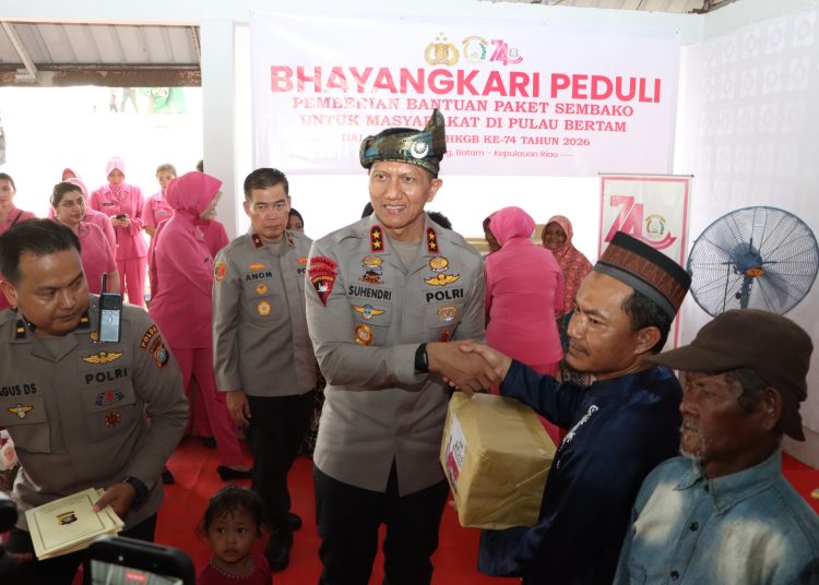 Bhayangkari Peduli di Pulau Bertam, Kapolda Kepri dan Kapolresta Salurkan Sembako Hingga Fasilitas Umum