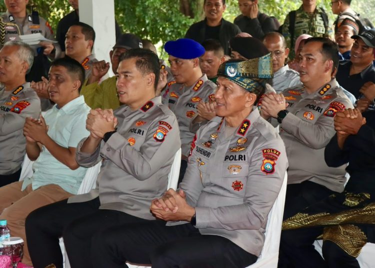 Dukung Ruang Publik Aman, Kapolda Kepri dan Bhayangkari Serahkan Bantuan di Pulau Bertam