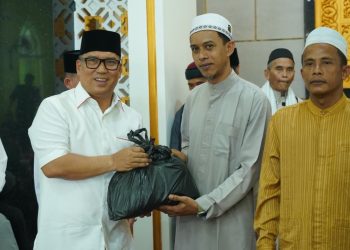 Jumat Berkah di Masjid Miftahul Falah Ganet, Wagub Nyanyang Bagikan Sembako dan Nasi Kotak