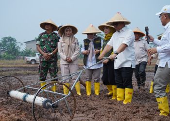 Peringati HJB Sedunia, Wagub Nyanyang Tanam Padi PM-AAS dan Serahkan Bantuan Saprodi di Bintan