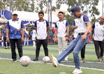 Buka Kejuaraan Minisoccer HUT Ke-26 DPRD Batam, Amsakar Lakukan Tendangan Perdana