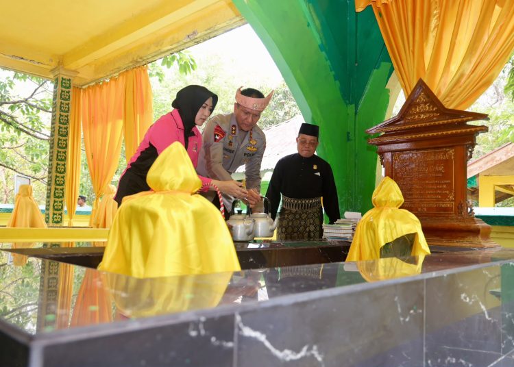 Ziarah Religi ke Pulau Penyengat, Kapolda Kepri dan Bhayangkari Salurkan Bantuan Sosial