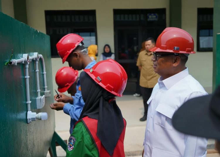 Kunjungi SMKN 11 Batam, Wagub Nyanyang Haris Motivasi Siswa Kuasai Teknologi dan Karakter
